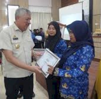 Data Akurat, Pendidikan Maju: Operator Dapodik Pinrang Mendapat Penghargaan Bupati