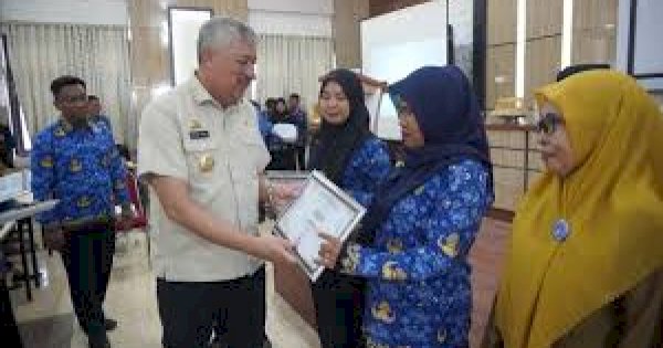 Data Akurat, Pendidikan Maju: Operator Dapodik Pinrang Mendapat Penghargaan Bupati