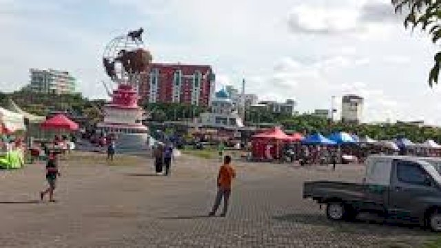 Pemkot memberi kesempatan bagi para pedagang kaki lima (PK5) untuk berjualan di sekitar Pantai Losari (kawasan MNEK CPI).