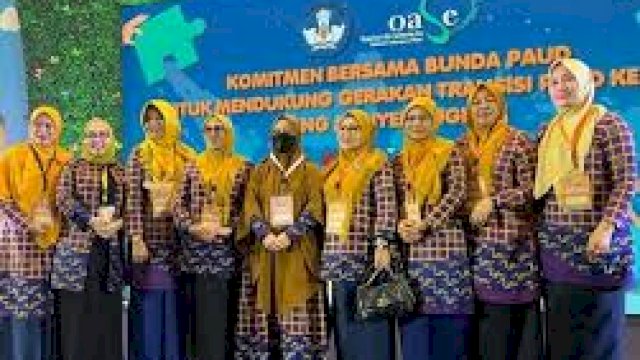 Bunda PAUD Kabupaten Pinrang, Ny. Sri Widiati A.Irwan, menghadiri Puncak Apresiasi Bunda PAUD Tingkat Nasional Tahun 2025.