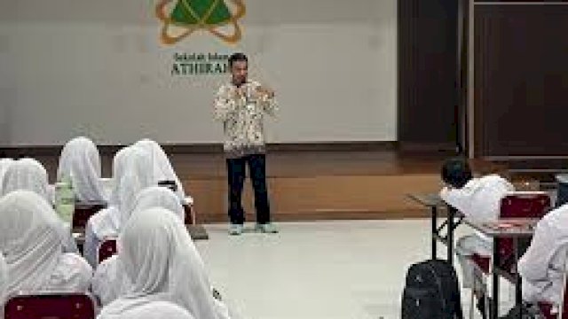 SMP Islam Athirah Bukit Baruga memperkuat kompetensi bahasa Inggris peserta didik melalui pelaksanaan English Camp.