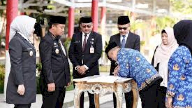 Gubernur Sulawesi Selatan, Andi Sudirman Sulaiman, bersama wakil gubernur Sulsel, Fatmawati Rus
