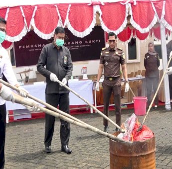 Kejari Pangkep Musnahkan Barang Bukti 19 Perkara Inkrah