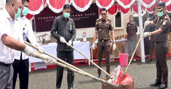 Kejari Pangkep Musnahkan Barang Bukti 19 Perkara Inkrah