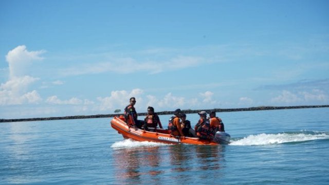 Personel Kalla Rescue saat menggelar pelatihan water rescue di kawasan Pantai Bosowa beberapa waktu lalu.