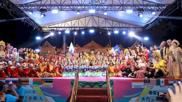mpat delegasi yang melakukan perform di Venue Pantai Lowita, Suppa, mendapat kesempatan khusus untuk mencicipi ragam kuliner dan panganan tradisional Bugis Pinrang.
