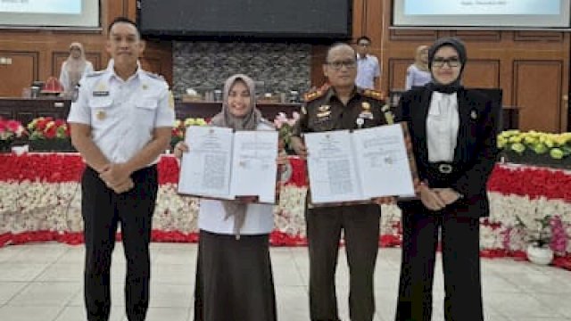 Bupati Sinjai, Hj. Ratnawati Arif, dan Kepala Kejaksaan Negeri Sinjai, Mohammad Ridwan Bugis, serta disaksikan oleh Wakil Bupati Sinjai, A. Mahyanto Mazda.