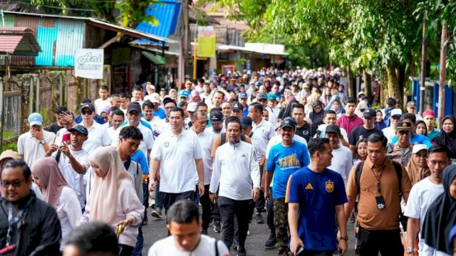 Gubernur Sulawesi Selatan, Andi Sudirman Sulaiman, melepas ribuan peserta Jalan Sehat Anti Mager.