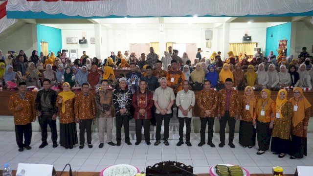 Bupati Pinrang H.A. Irwan Hamid, S.Sos saat membuka secara langsung kegiatan Seminar Pendidikan yang digelar oleh Dewan Pimpinan Daerah (DPD) Asosiasi Guru Pendidikan Agama Islam Indonesia (AGPAII) Kabupaten Pinrang.