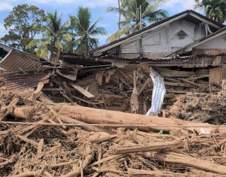 Kemenhut Bolehkan Warga Manfaatkan Gelondongan Kayu Terbawa Banjir Sumatera