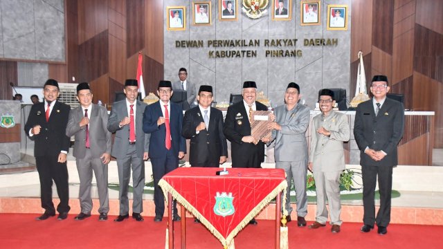 Bupati Pinrang, Irwan Hamid Bersama Ketua DPRD Pinrang Nasrun Paturusi.