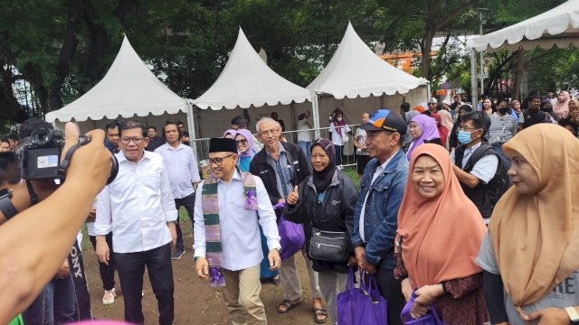 Ketua Umum DPP PKB, Muhaimin Iskandar, menyerahkan sembako untuk warga Makassar.