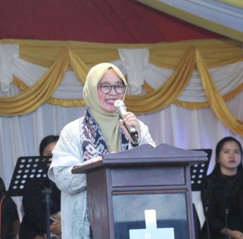 Rayakan Natal 2025, Wabup Lutim Puspawati Imbau Masyarakat Menjaga Keharmonisan Keluarga