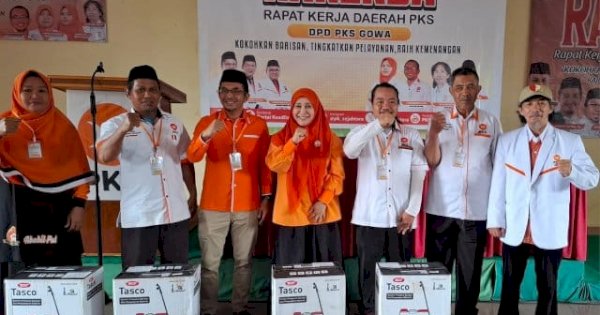 Meity Rahmatia Temui Petani Malino, Serahkan Sprayer Elektrik untuk Dukung Peningkatan Hasil Sayuran