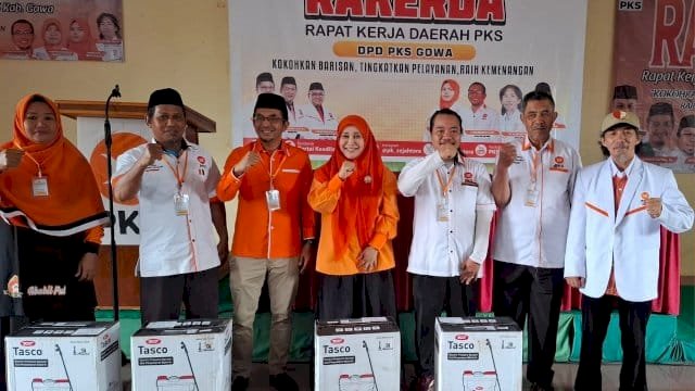 Meity Rahmatia Temui Petani Malino, Serahkan Sprayer Elektrik untuk Dukung Peningkatan Hasil Sayuran