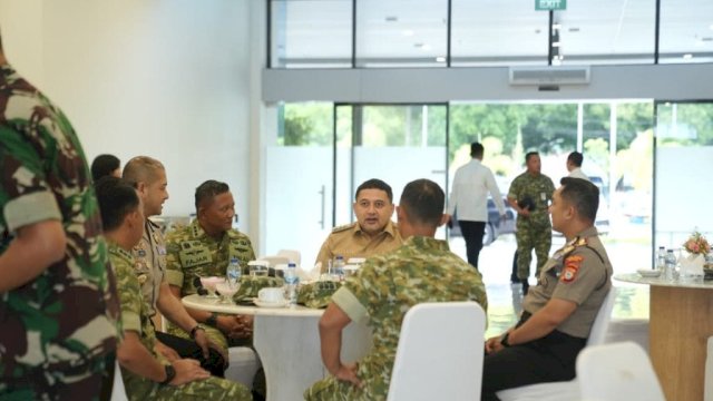 Wali Kota Makassar, Munafri Arifuddin, menjemput langsung Menteri Pertahanan Republik Indonesia (Menhan RI), Letjen TNI (Purn) Sjafrie Sjamsoeddin.