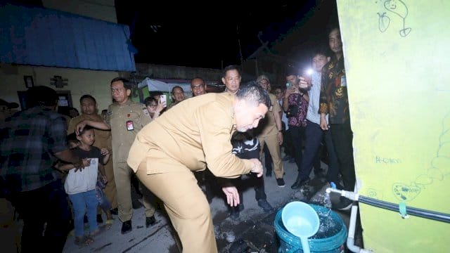 Wali Kota Makassar Munafri Arifuddin, meninjau langsung proses pemasangan sambungan air bersih di Jalan Galangan Permandian I, Kelurahan Buloa, Kecamatan Tallo.