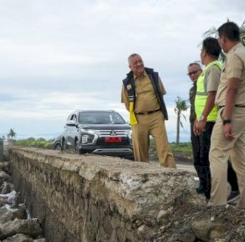 Pastikan Kualitas Infrastruktur, Bupati Pinrang Cek Langsung Rekonstruksi Jalan Pesisir Ammani&ndash;Langnga