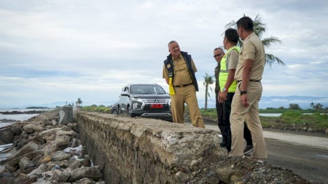 Bupati Pinrang Irwan Hamid, melakukan peninjauan langsung terhadap pekerjaan fisik rekonstruksi jalan dan tanggul penahan (talud) pada ruas Ammani&ndash;Langnga.