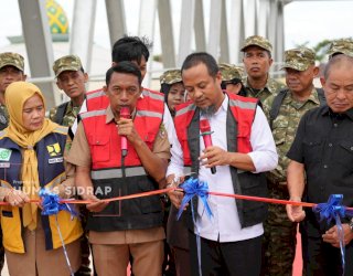 Didampingi SAR-Kanaah, Gubernur Sulsel Resmikan Jembatan Malake, Penghubung Sidrap&ndash;Wajo