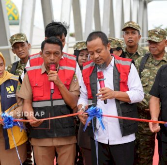 Didampingi SAR-Kanaah, Gubernur Sulsel Resmikan Jembatan Malake, Penghubung Sidrap&ndash;Wajo