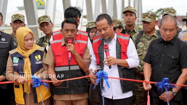 Didampingi SAR-Kanaah, Gubernur Sulsel Resmikan Jembatan Malake, Penghubung Sidrap&ndash;Wajo