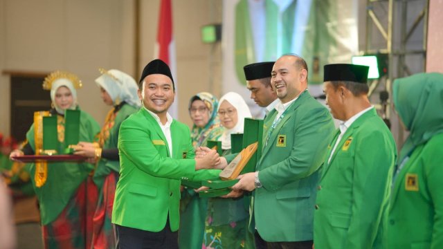 Legislator PPP Sulsel Achmad Fauzan Guntur, S.E., M.M., menerima Penghargaan Kader Muda Terbaik Tingkat Provinsi Tahun 2025 dari DPW PPP Sulsel.