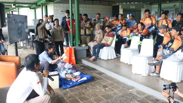 Warga Bukit Baruga mengikuti pelatihan Kalla Ecocycle di Baruga Driving Range Golf.
