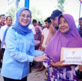 Andi Irma Dampingi Gubernur Sulsel Salurkan Bantuan untuk Korban Puting Beliung di Pinrang