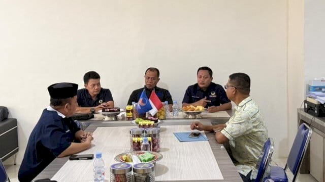 Pengurus DPW NasDem Sulsel bersama Anggota DPRD Kabupaten Pangkep dari Fraksi NasDem, Ikbal Chaerudin.