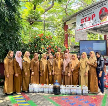 UPT SPF SD Inpres Bertingkat Labuang Baji Ikut Sukseskan Eco Enzym dan Gerakan Makan Buah Serentak