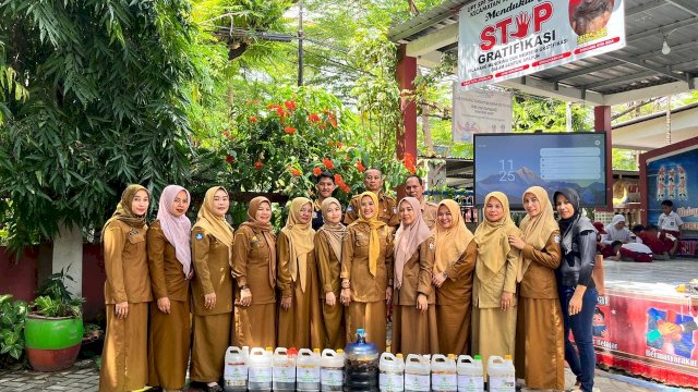UPT SPF SD Inpres Bertingkat Labuang Baji Ikut Sukseskan Eco Enzym dan Gerakan Makan Buah Serentak