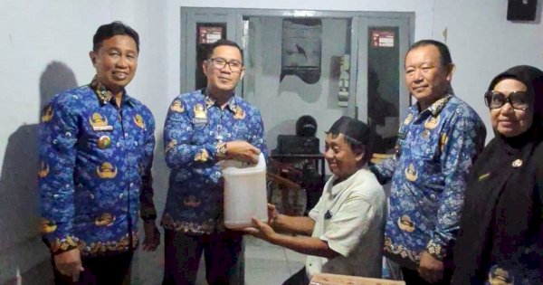 Peduli Lansia, Pemkot Parepare Berikan Paket Asupan Makanan Berisi Beras, Susu, hingga Minyak Goreng