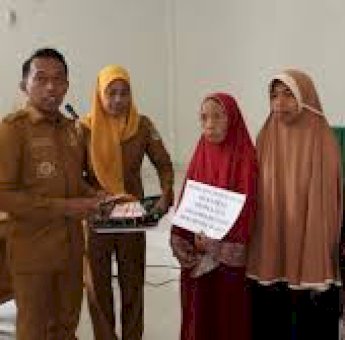 Bupati Sidrap Serahkan Serahkan BLT dan Bibit Tanaman di Desa Buntu Buangin Pitu Riase