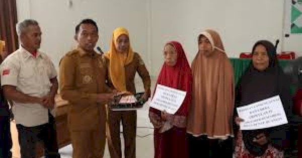 Bupati Sidrap Serahkan Serahkan BLT dan Bibit Tanaman di Desa Buntu Buangin Pitu Riase