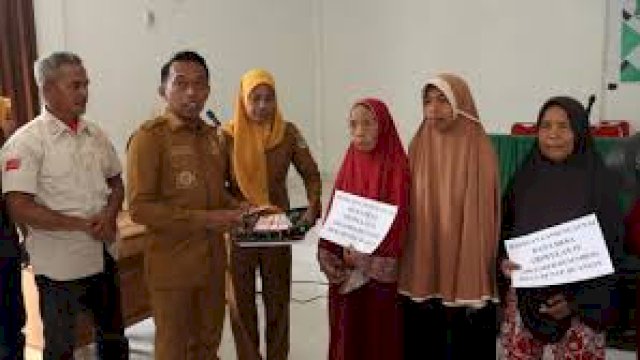 Bupati Sidrap Serahkan Serahkan BLT dan Bibit Tanaman di Desa Buntu Buangin Pitu Riase