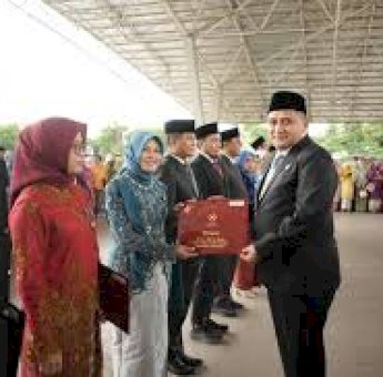 Wali Kota Makassar Anugerahkan Satyalancana Karya Satya kepada 830 PNS