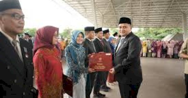 Wali Kota Makassar Anugerahkan Satyalancana Karya Satya kepada 830 PNS