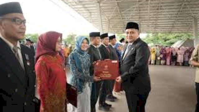 Wali Kota Makassar Anugerahkan Satyalancana Karya Satya kepada 830 PNS