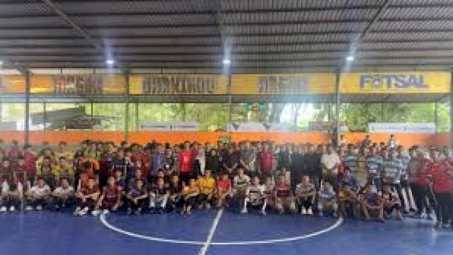 Kejuaraan Futsal Cup Sulawesi Selatan 2025 resmi dibuka oleh Kadispora Sulsel Suherman, bersama Legislator Sulsel Andre Prasetyo Tanta.
