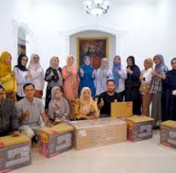 Hari Ibu Jadi Momentum, Andi Tenri Indah Salurkan Ratusan Alat Usaha untuk Ibu-Ibu Gowa