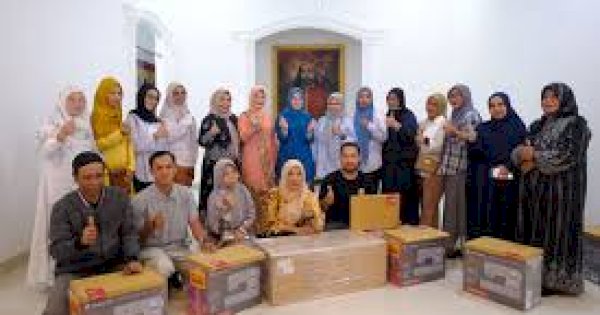 Hari Ibu Jadi Momentum, Andi Tenri Indah Salurkan Ratusan Alat Usaha untuk Ibu-Ibu Gowa