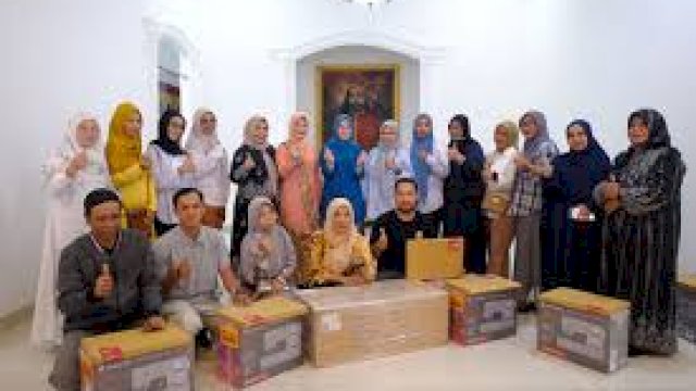 Hari Ibu Jadi Momentum, Andi Tenri Indah Salurkan Ratusan Alat Usaha untuk Ibu-Ibu Gowa