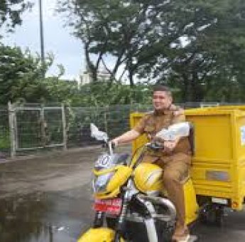 Tingkatkan Kebersihan, Wali Kota Munafri Tinjau 76 Armada Baru Pengangkut Sampah di Makassar