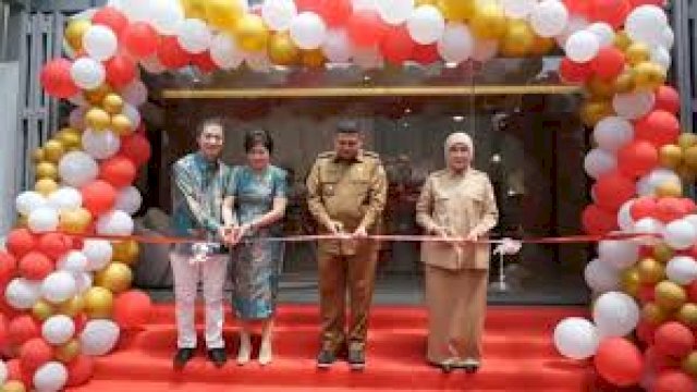 Wali Kota Makassar, Munafri Arifuddin, bersama Wakil Wali Kota Makassar, Aliyah Mustika Ilham, meresmikan Grand Opening Tempered Glass Workshop PT Sanno Abadi Cemerlang.