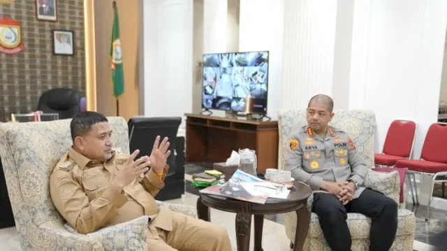 Rapat dipimpin langsung Wali Kota Makassar, Munafri Arifuddin, dan dihadiri Kapolrestabes Makassar Kombes Pol Arya Perdana, Dandim 1408/Makassar Letkol Kav Ino Dwi Setyo Darmawan, Kapolres Pelabuhan Makassar AKBP Rise Sandiyantanti.