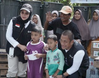 Bupati Lutim Ibas Santuni Anak Yatim Korban Bencana Banjir di Aceh Tamiang