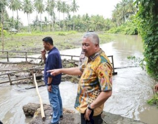 Akses Warga Terputus, Bupati Irwan Hamid Tinjau Langsung Jembatan Rusak di Lembang
