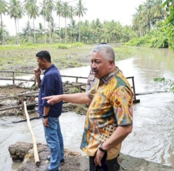 Akses Warga Terputus, Bupati Irwan Hamid Tinjau Langsung Jembatan Rusak di Lembang