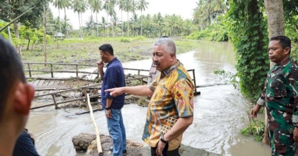 Akses Warga Terputus, Bupati Irwan Hamid Tinjau Langsung Jembatan Rusak di Lembang